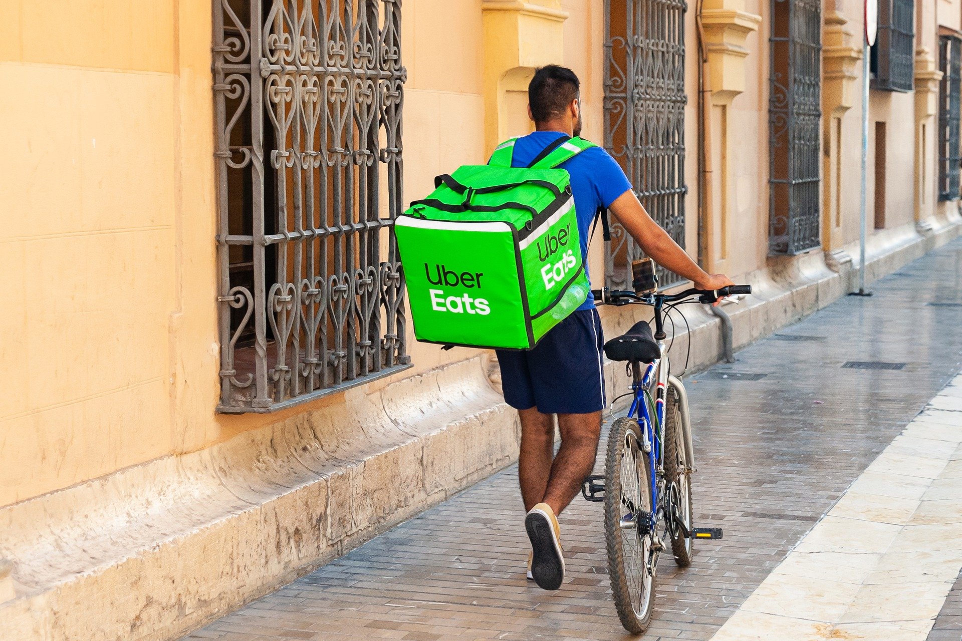 Uber Eats(ウーバーイーツ)の時給はどのくらい?エリア・車両ごとの